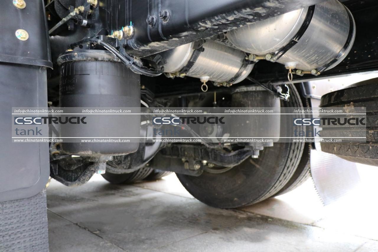 Detailed Illustration of the Shacman M6000 Fuel Tank Lorry (25)