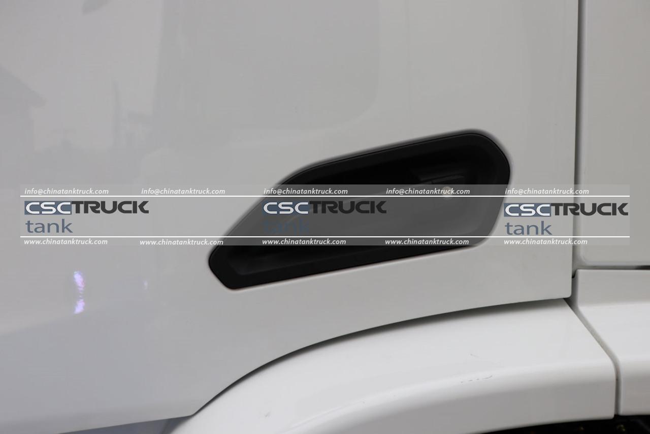 Detailed Illustration of the Shacman M6000 Fuel Tank Lorry (7)