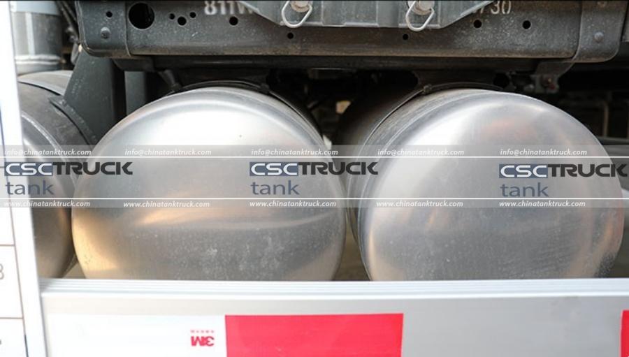Evaluation of the Chassis of the SINOTRUK HOWO 8x4 25000 Liter Aluminum Fuel Tank Truck (3)