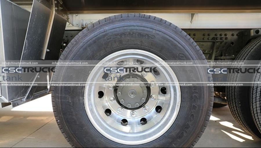 Evaluation of the Chassis of the SINOTRUK HOWO 8x4 25000 Liter Aluminum Fuel Tank Truck (5)