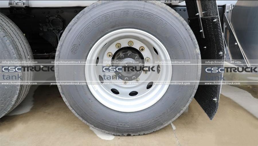 FAW Jiefang 8×4 Fuel Tanker Truck, High-End and Comfortable! (3)