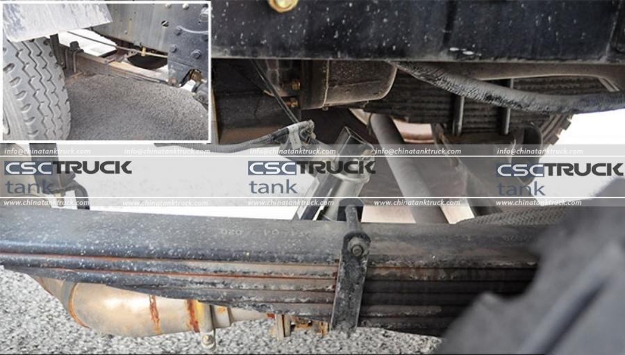 Review of the Chassis of the CAMC Hanma Small Tri-Axle Fuel Delivery Truck (10)
