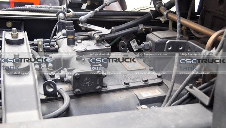 Review of the Chassis of the CAMC Hanma Small Tri-Axle Fuel Delivery Truck (2)