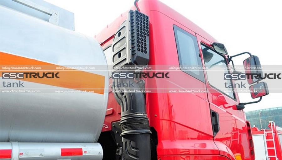 Review of the Chassis of the CAMC Hanma Small Tri-Axle Fuel Delivery Truck (3)