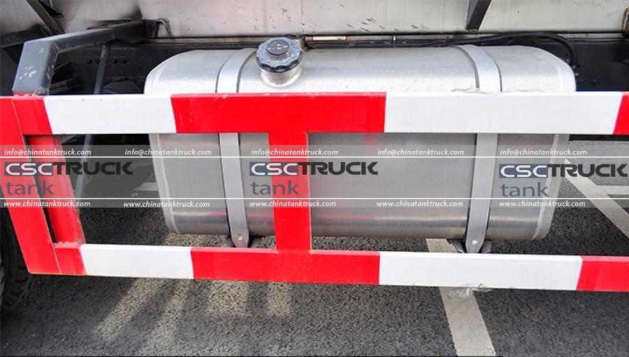 Review of the Chassis of the CAMC Hanma Small Tri-Axle Fuel Delivery Truck (4)