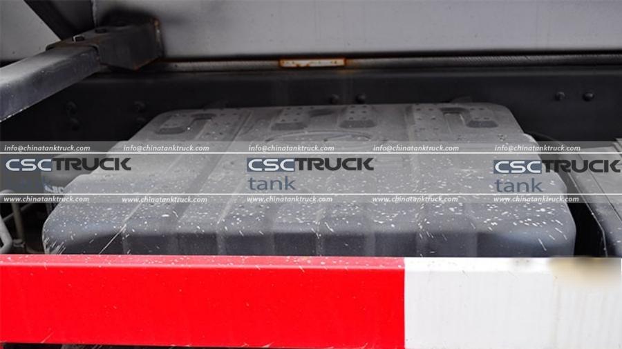 Review of the Chassis of the CAMC Hanma Small Tri-Axle Fuel Delivery Truck (5)