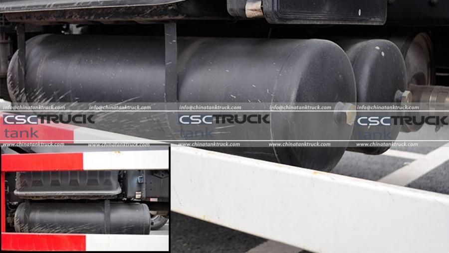 Review of the Chassis of the CAMC Hanma Small Tri-Axle Fuel Delivery Truck (6)