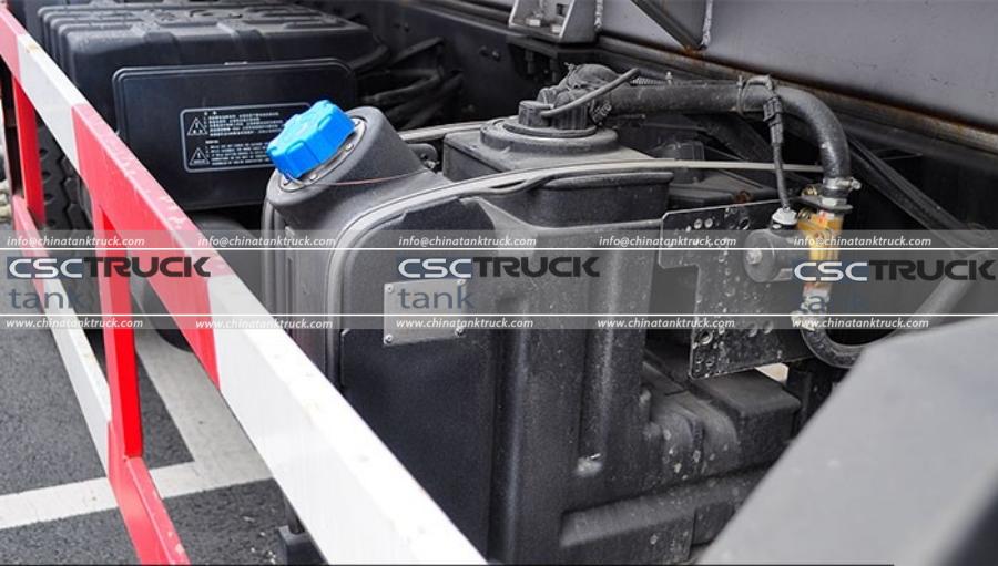 Review of the Chassis of the CAMC Hanma Small Tri-Axle Fuel Delivery Truck (7)