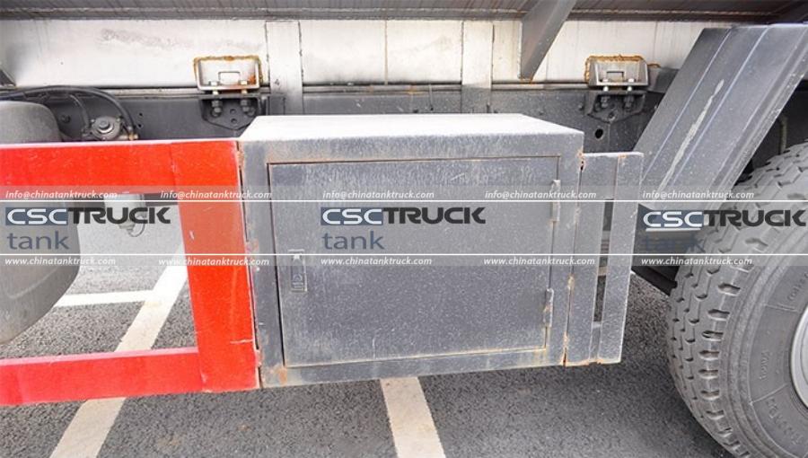 Review of the Chassis of the CAMC Hanma Small Tri-Axle Fuel Delivery Truck (8)