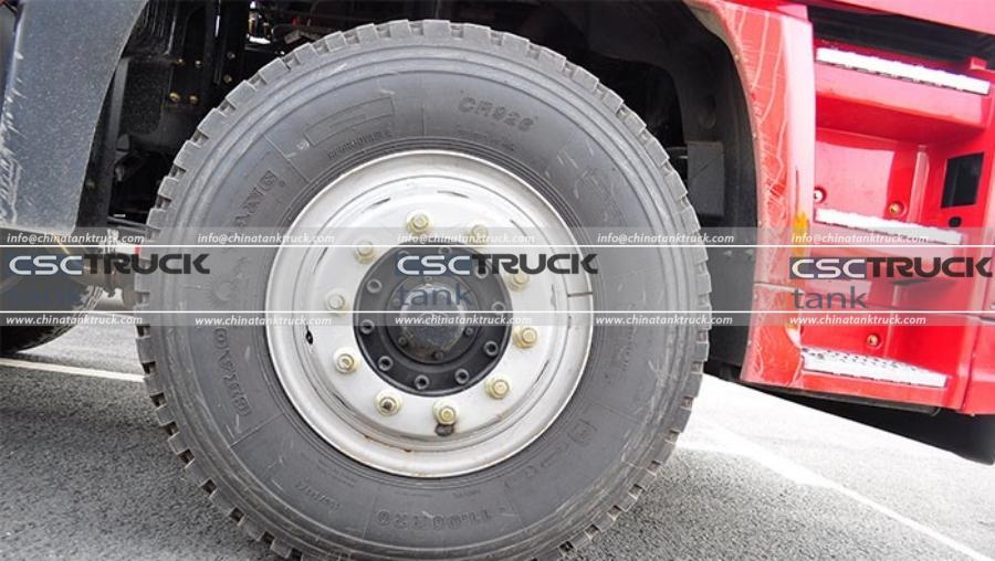 Review of the Chassis of the CAMC Hanma Small Tri-Axle Fuel Delivery Truck (9)