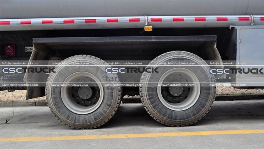 Review of the Chassis of the Sinotruk Steyr 6x4 17 CBM Oil Tanker Lorry (6)