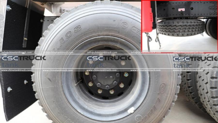 Review of the Dongfeng Huashen Rear Double-Axle 23m³ Aluminum Fuel Tanker Truck Chassis (3)