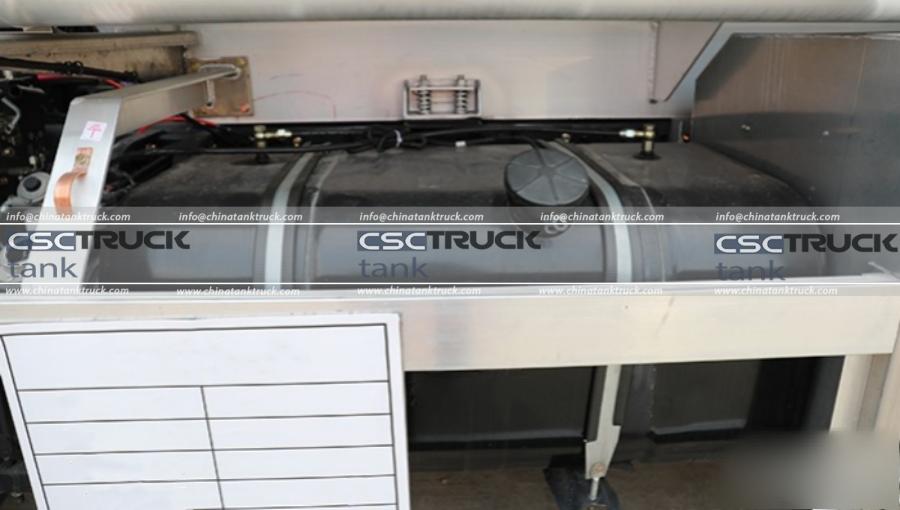 Review of the Dongfeng Huashen Rear Double-Axle 23m³ Aluminum Fuel Tanker Truck Chassis (4)