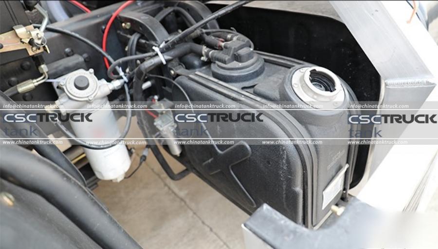 Review of the Dongfeng Huashen Rear Double-Axle 23m³ Aluminum Fuel Tanker Truck Chassis (5)