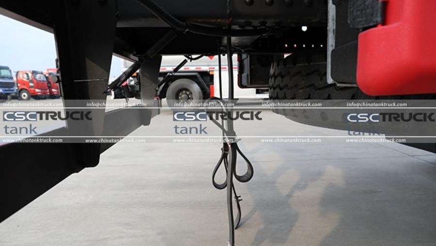 Review of the Dongfeng Huashen Rear Double-Axle 23m³ Aluminum Fuel Tanker Truck Chassis (6)