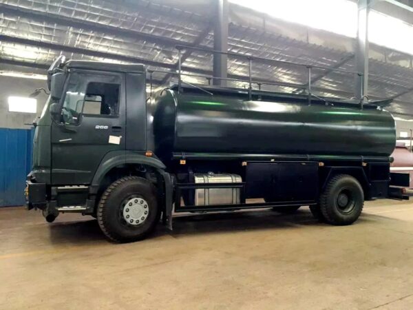 15 CBM Carbon Steel Fuel Tank Truck (2)