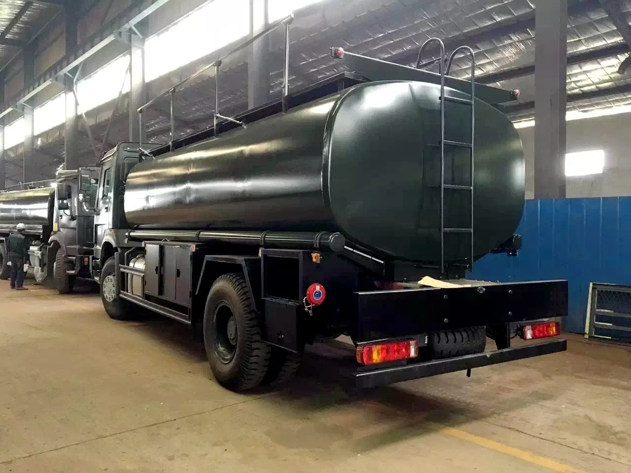 15 CBM Carbon Steel Fuel Tank Truck (4)