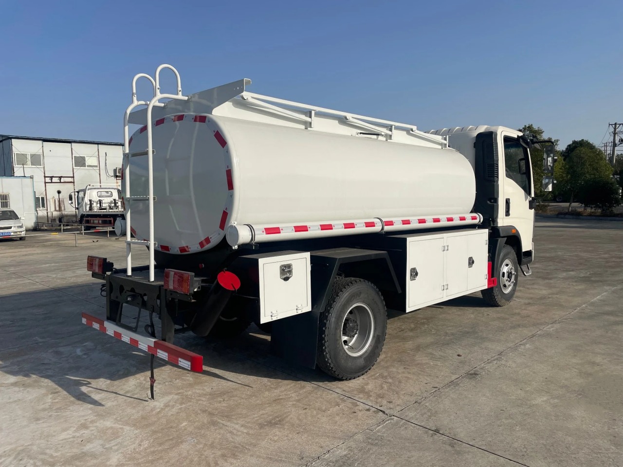 2024-Factory-HOWO-Brand-4X2-6X4-8X4-8tons-15t-Gas-Diesel-Dispenser-Cheap-Used-Trucks-Low-Price-High-Quality-Transport-Oil-Tanker-Small-Mini-Fuel-Tank-Truck (2)