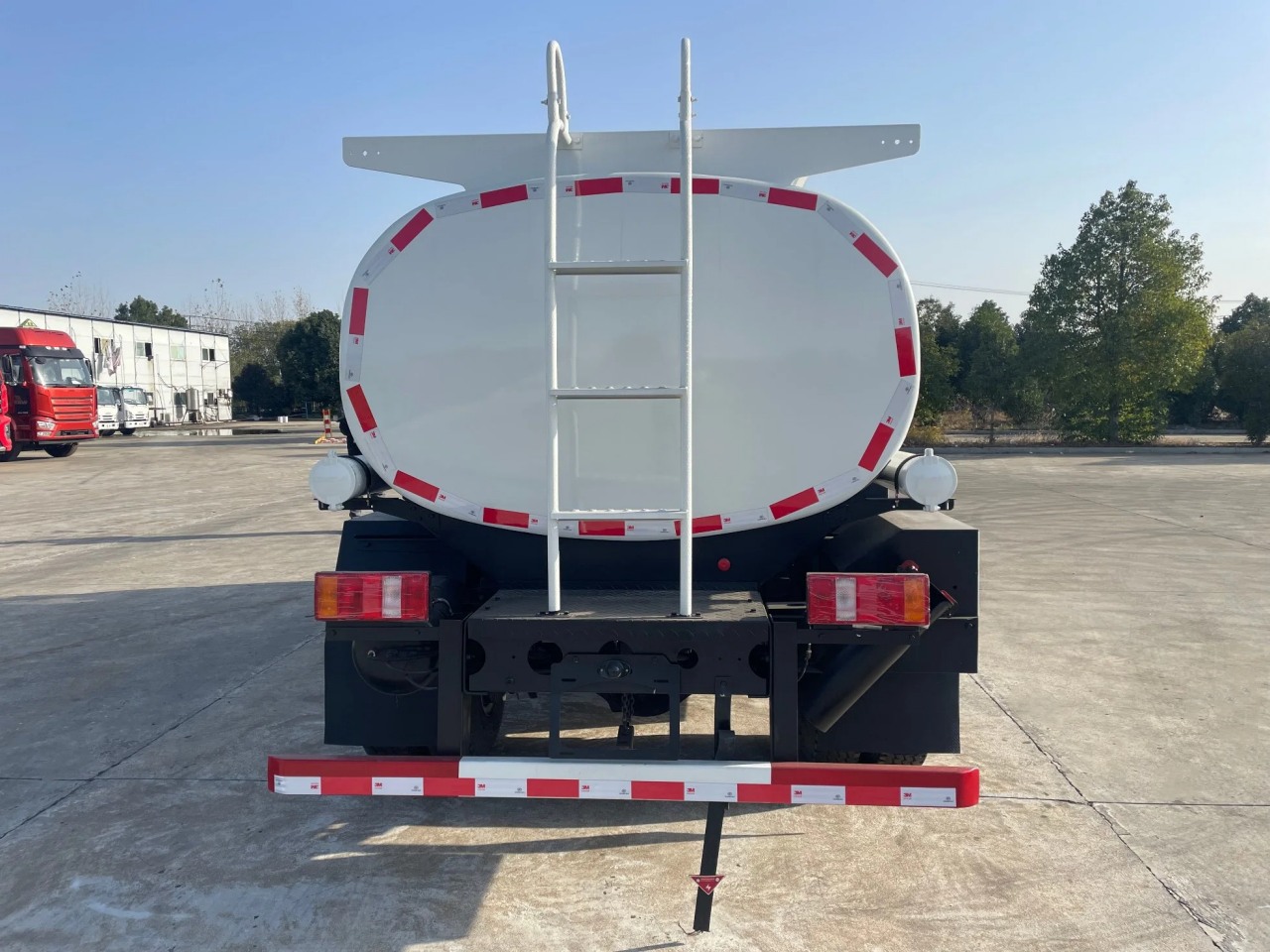 2024-Factory-HOWO-Brand-4X2-6X4-8X4-8tons-15t-Gas-Diesel-Dispenser-Cheap-Used-Trucks-Low-Price-High-Quality-Transport-Oil-Tanker-Small-Mini-Fuel-Tank-Truck (4)