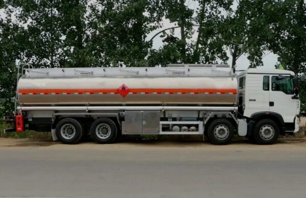 25000 Liters Oil Tanker Transport Truck (4)