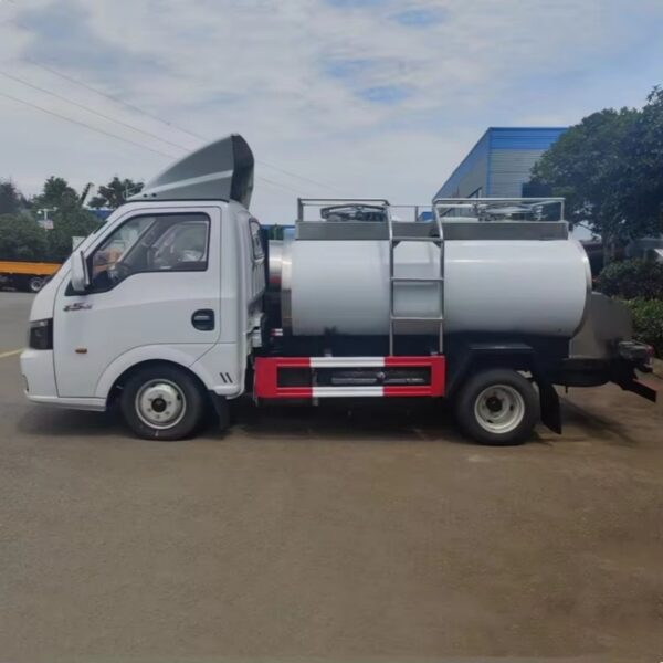 3000 Liters Small Milk Tanker Truck (2)