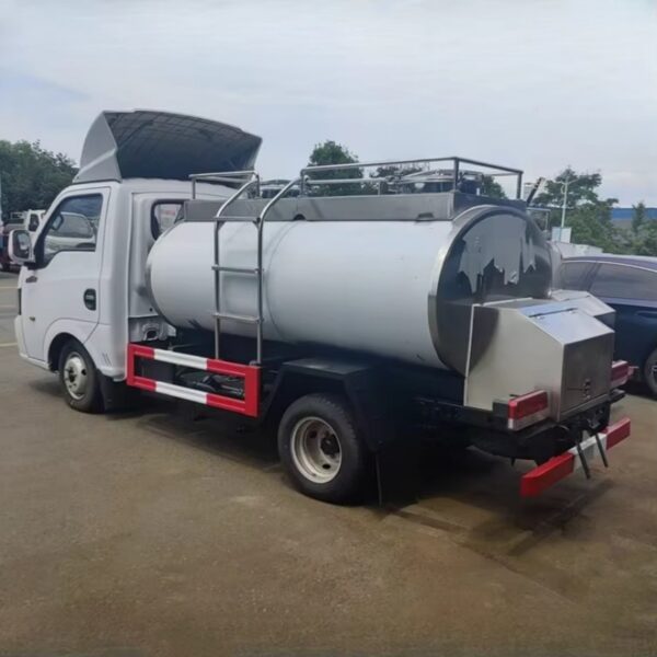 3000 Liters Small Milk Tanker Truck (4)