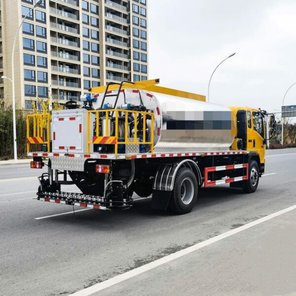 HOWO 9000 Liters Asphalt Tank Truck (3)