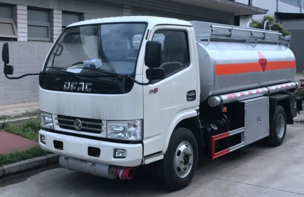 4 CBM 6 Wheelers Small Fuel Tank Truck