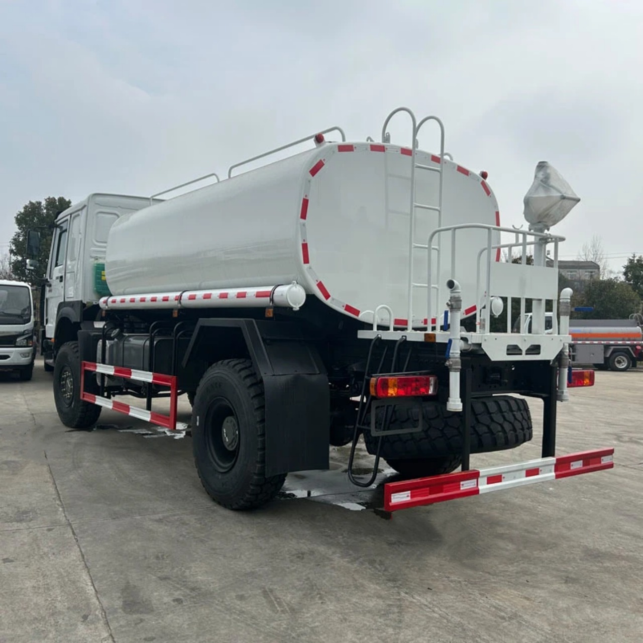 4x4 10000 Liters Water Tank Truck (2)