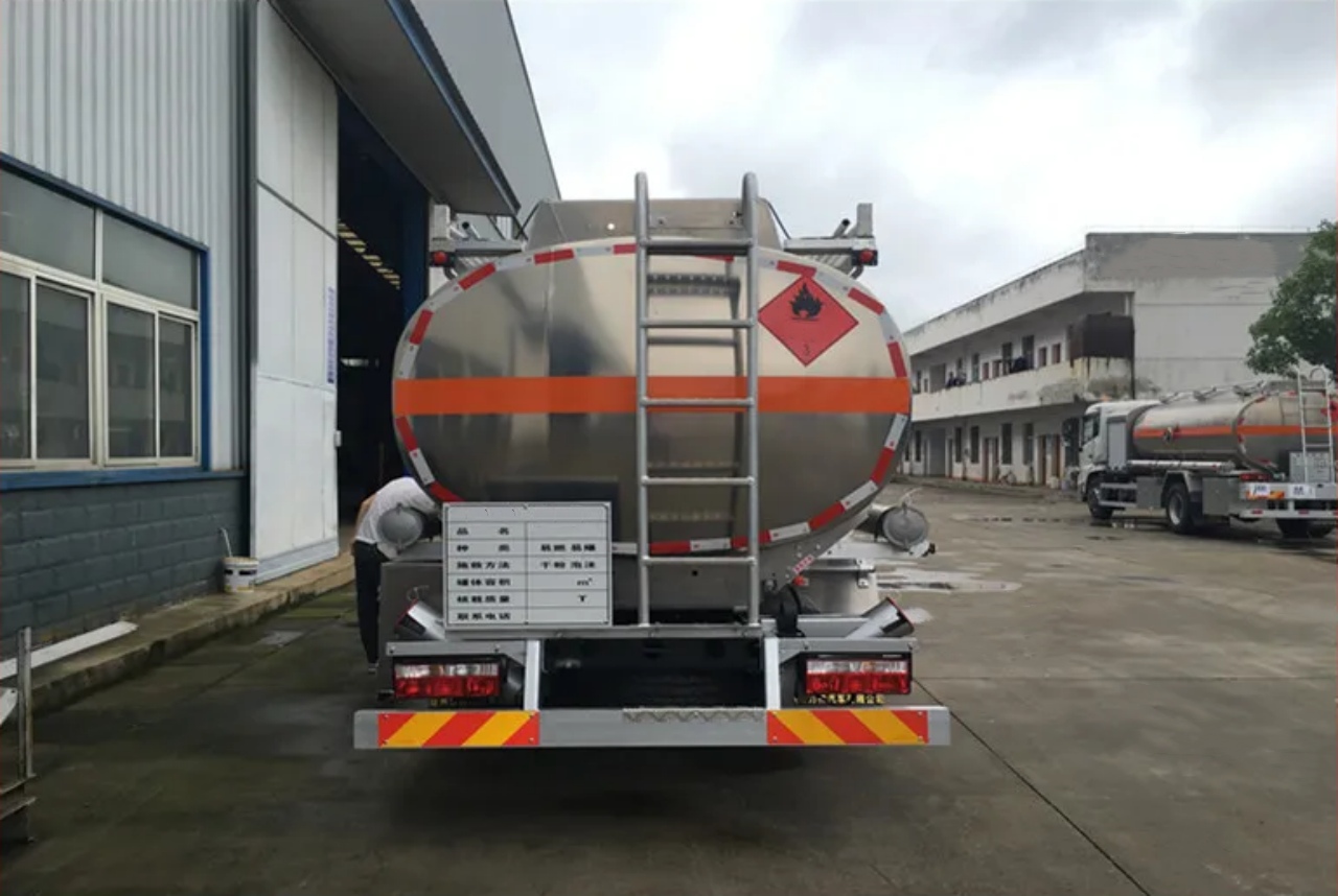 6 Wheelers 10000 Liters Aircraft Refueling Truck (4) 6 Wheelers 10000 Liters Aircraft Refueling Truck (4)