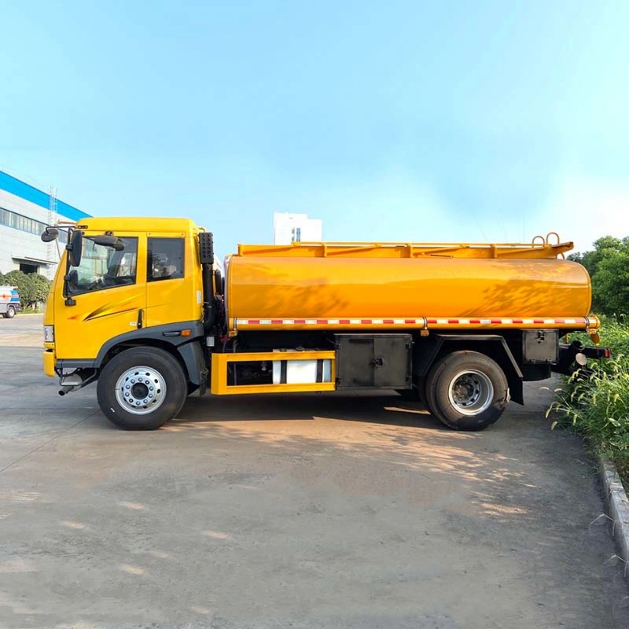 6 Wheelers 12000 Liters Fuel Tank Truck (3)