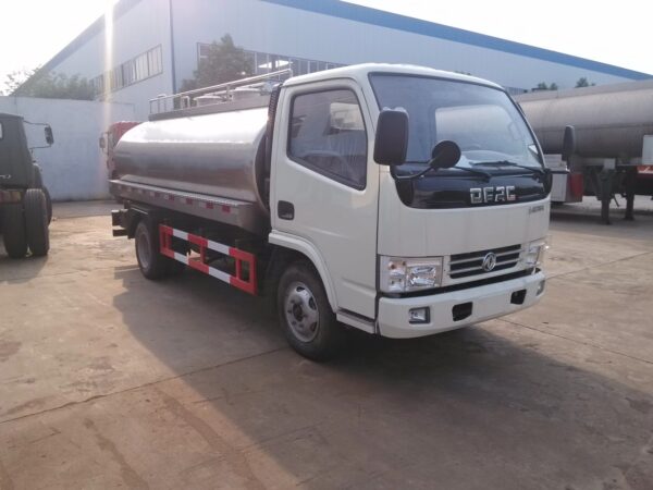 6 Wheelers 6 CBM Milk Tanker Truck