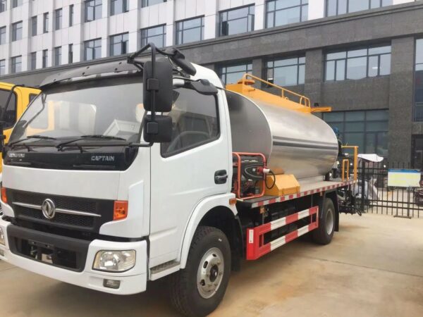 6 Wheelers 6000 Liters Asphalt Tank Truck