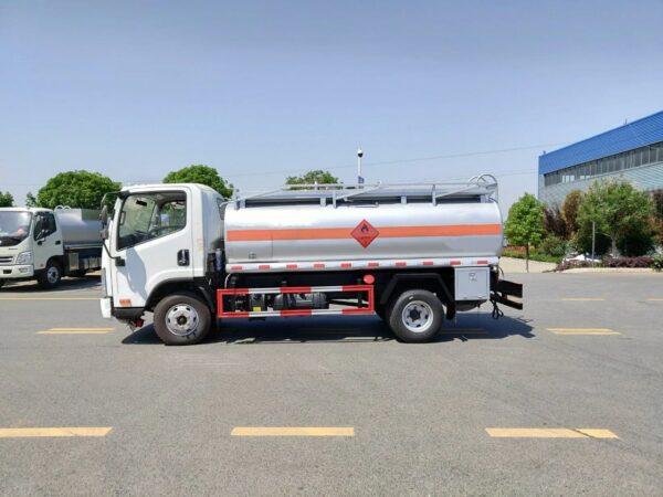 6 Wheelers 6CBM Small Fuel Truck (4)