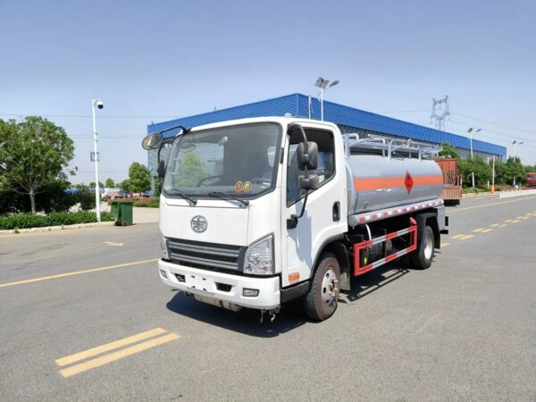 6 Wheelers 6CBM Small Fuel Truck