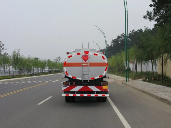 8000 Liters Oil Tank Refueling Truck (6)