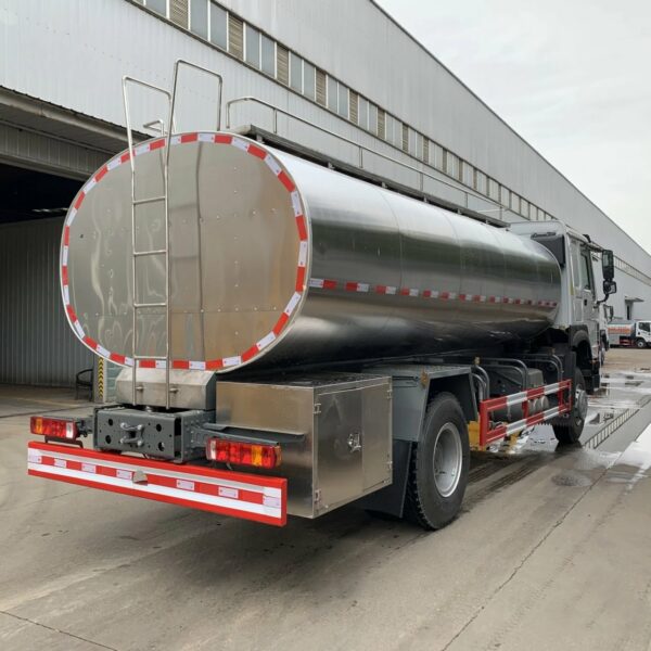 HOWO 10 CBM Milk Tank Truck (5)