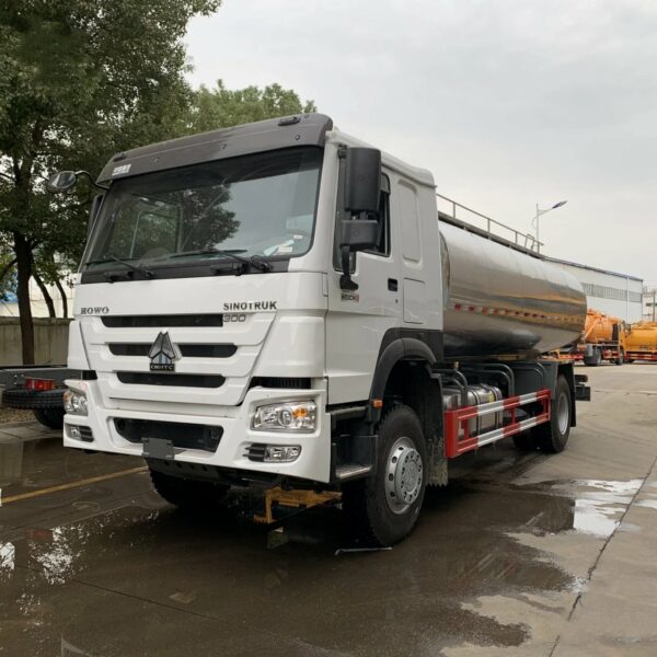 HOWO 10 CBM Milk Tank Truck