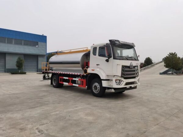 HOWO 13 CBM Asphalt Tank Truck (2)