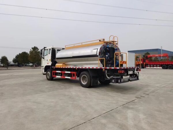 HOWO 13 CBM Asphalt Tank Truck (3)