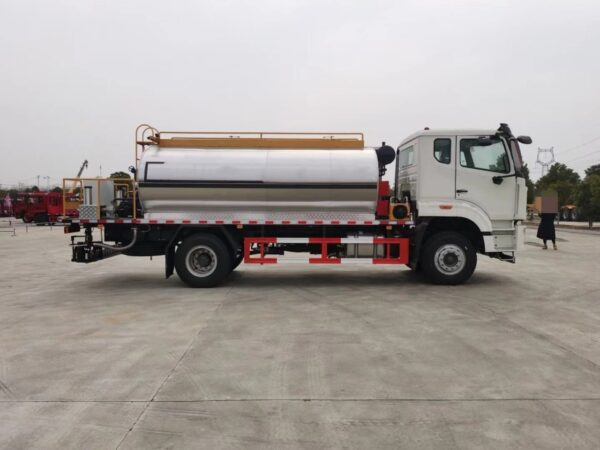 HOWO 13 CBM Asphalt Tank Truck (5)