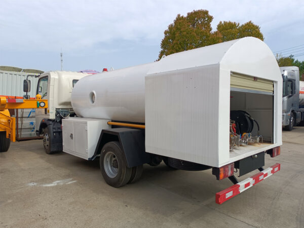 HOWO 2 Ton LPG Bobtail Truck Back