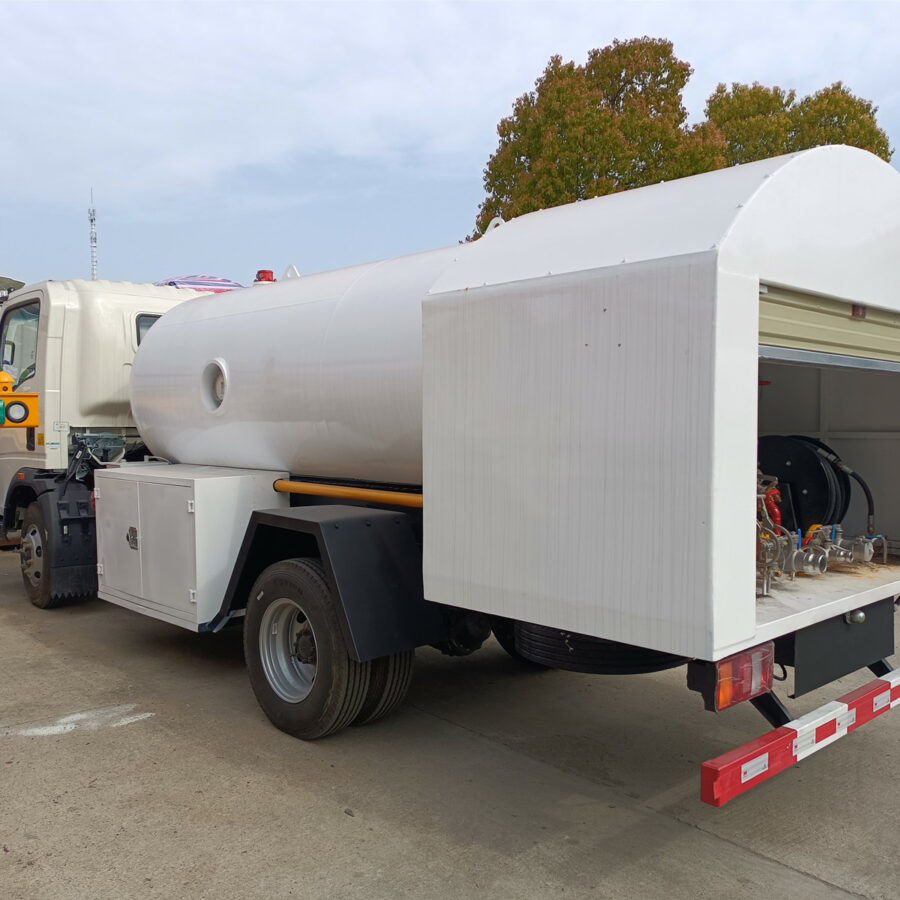 HOWO 2 Ton LPG Bobtail Truck Back