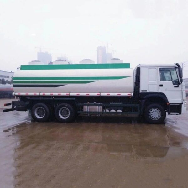 HOWO 20 CBM Chemical Tank Truck (3)