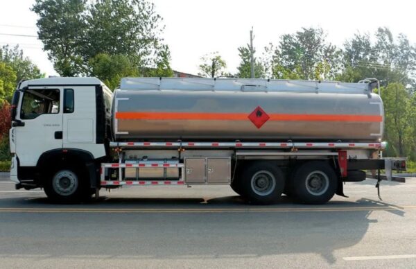 HOWO 20000 Liters Fuel Delivery Truck (4)