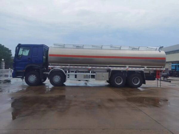 HOWO 30 CBM Fuel Tank Truck (2)