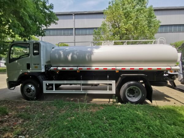 HOWO 5CBM Milk Tank Truck (2)