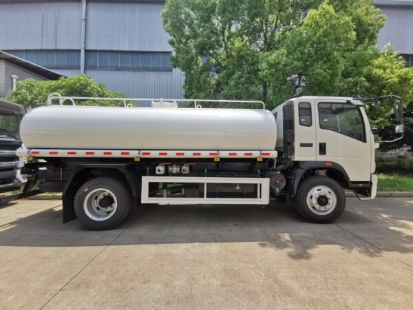 HOWO 5CBM Milk Tank Truck (3)