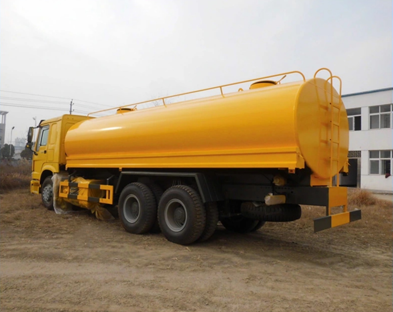 HOWO-6X4-20000L-Water-Delivery-Truck-20m3-20tons-Water-Tank-Truck (8)