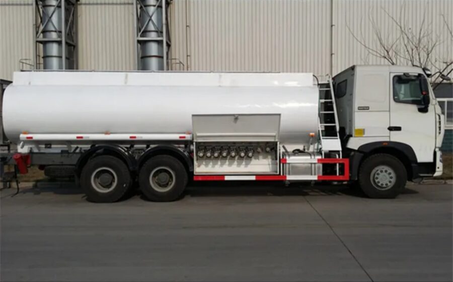 HOWO A7 20000 Liters Oil Transport Truck (2)